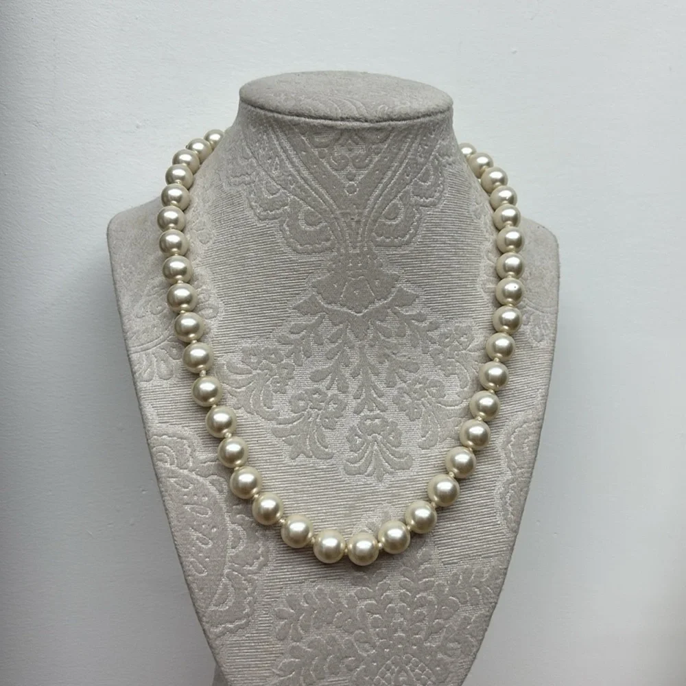 Mia Classic Luxe Faux Pearl Necklace - Picture 3 of 3